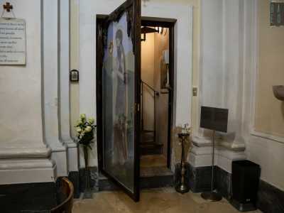 ...� in realt� una porta che consente di avere accesso a una scala a chiocciola